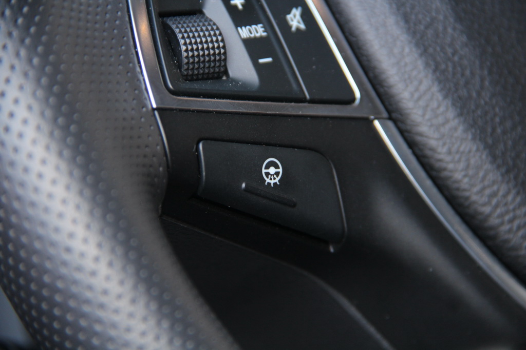 Електронний щиток приладів нагадує про Ford, блок управління мікро-кліматом - про Infiniti, кнопки запуску двигуна і включення різних асистентів - про Mercedes-Benz, селектор АКП - про Audi, блок управління настройками авто і повним приводом - про Range Rover