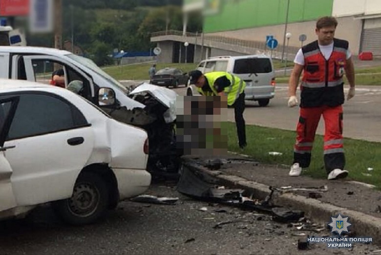 Внаслідок зіткнення двох автомобілів на столичній вулиці Саперно-Слобідської вранці 18 липня загинуло двоє людей