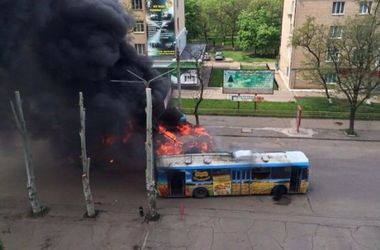 4 травня 2014 року, 10:44 Переглядів:   На порожніх вулицях горить громадський транспорт