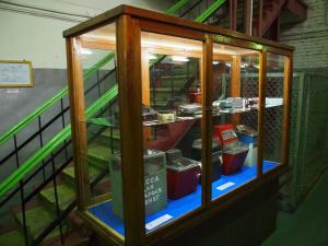 В окремій вітрині музею виставлені старі касові апарати і компостери різних історичних періодів, кондукторські сумки, різні види трамвайних і тролейбусних квитків