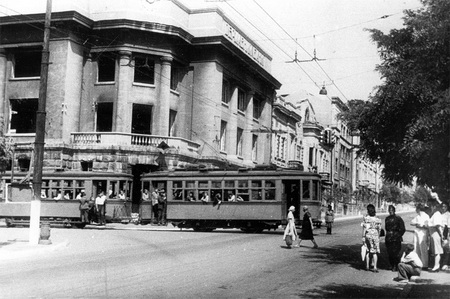Трамвай рухається повз центрального банку, ще не відновленого після війни