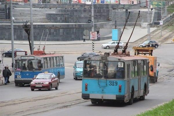 За цією програмою 15 нових тролейбусів вже прийшли в місто, так що тепер на лінії буде щодня виходити до 130 тролейбусів і до 57 автобусів