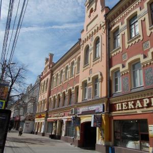 У продовженні шляху нам зустрінеться воронезький ЦУМ, але він дуже скромний за розмірами і асортименту (чого не скажеш про ціни), тому ми його успішно минаємо і незабаром потрапляємо на мініатюрну площу з невеликим казковим будівлею театру ляльок «Шут»