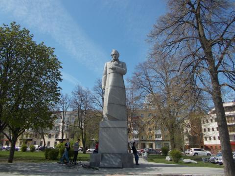 Перед фасадом досить симпатична мощена площа, але порожньо і явно потребує впорядкування