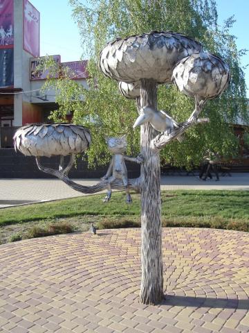 Неподалік від зупинки нас чекає найвідоміший і найулюбленіший символ Воронежа - кошеня з вулиці Лизюкова, точніше пам'ятник, що зображає сидячого на дереві кошеня і доречний поруч ворону