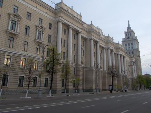 Переходимо дорогу до ефектного будівлі управління Південно-Східної залізниці з вежею на розі