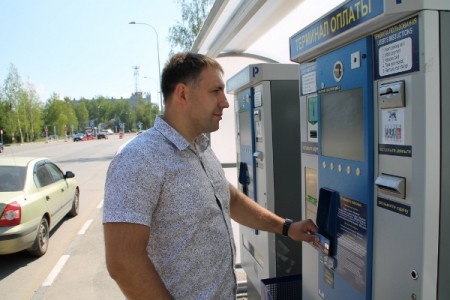 Якщо людина бажає припаркувати своє автомобільне засіб на довгостроковій стоянці, то йому доведеться заплатити 500 рублів в день