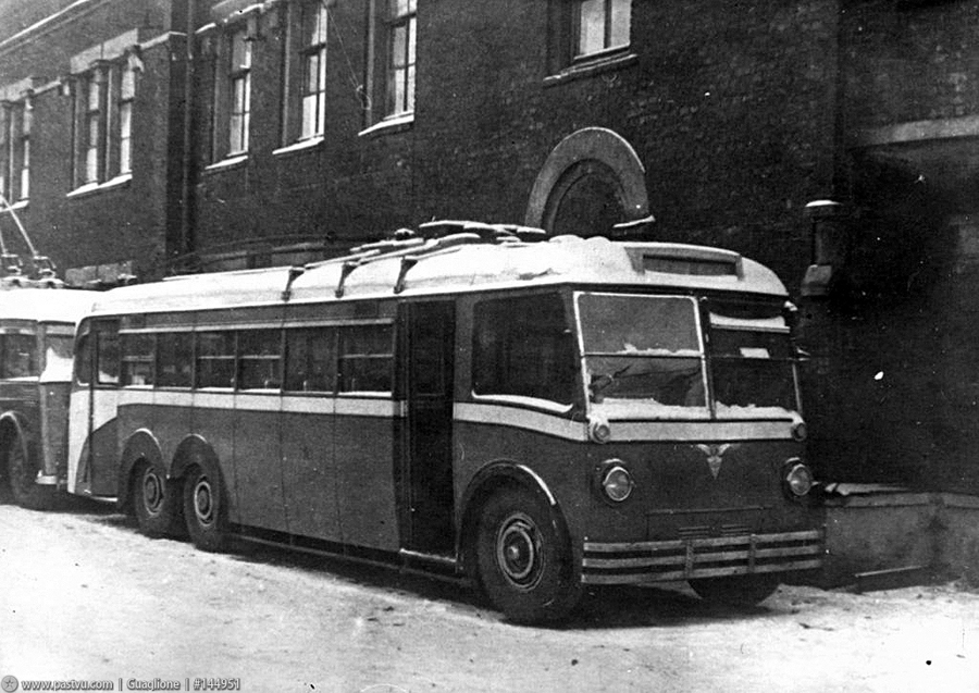 Одноповерховий англійська тролейбус EEC в 1938 році в 2-му тролейбусному парку на Новорязанской вулиці
