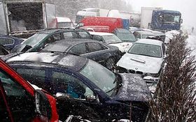 Фото: ЧТК   «З'явилася така біла імла, багато снігу, який швидко утрамбували і протягом буквально кількох хвилин з'явився лід, машини почали ковзати і сходити з траси», - каже водій - очевидець масової аварії