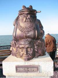У самому Бердянську не так багато культуринх або історичних пам'яток, тому керівництво міста ставить безліч сучасних і веселих скульптур, статуй, пам'ятників