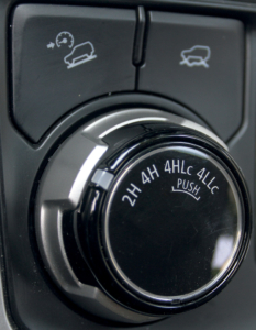 Початкова установка приводу і трансмісії Pajero Sport така: шайбу системи Super Select 4WD II ставимо в положенні 4HLc, блокуємо задній диференціал