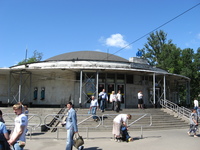 Ось так, наприклад, виглядає станція метро Горьковская: кругла будівля з невеликим куполом символізує, що поруч знаходиться петербурзький планетарій, в який я раджу вам заглянути