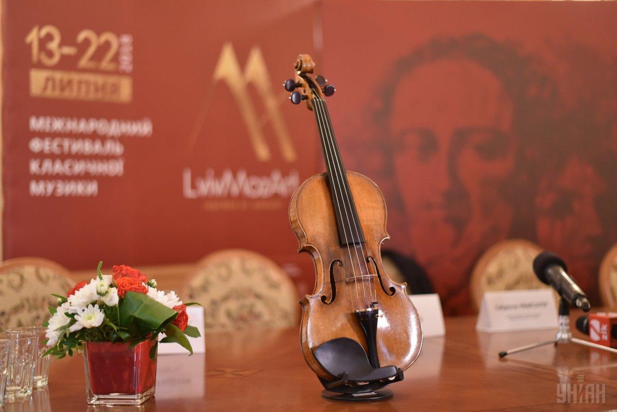 Скрипка належить музею Зальцбурга, де зберігають реліквії композитора і вкрай рідко вивозять за кордон