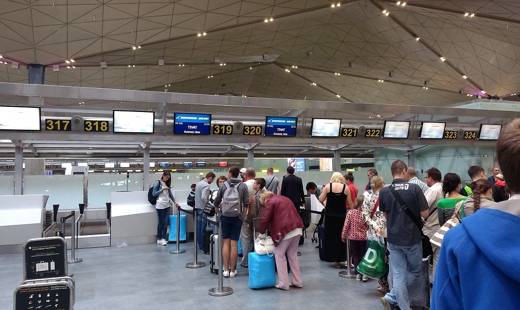 Час початку реєстрації квитків і оформлення багажу визначають авіакомпанії, ця інформація доступна пасажиру в момент придбання квитка