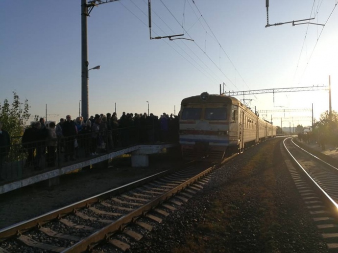 Жителі столичної Троєщини вранці 22 жовтня заблокували шляхи міської електрички, вимагаючи дотримуватися графіка руху і збільшити кількість вагонів у поїзді