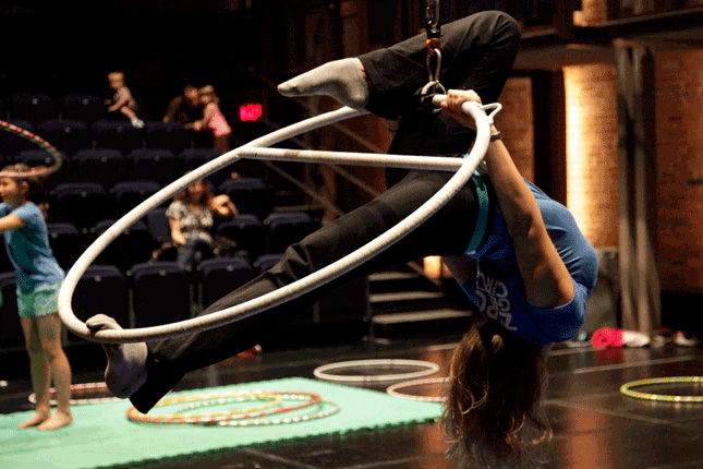 Деякі школи танців надають таку нову послугу як навчальні заняття повітряному кільці:   / Dance / schools /