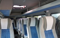Їхали ми на сучасному мікроавтобусі Фольцфаген з чистим салоном і пасажирськими сидіннями, як у величезних туристичних автобусах