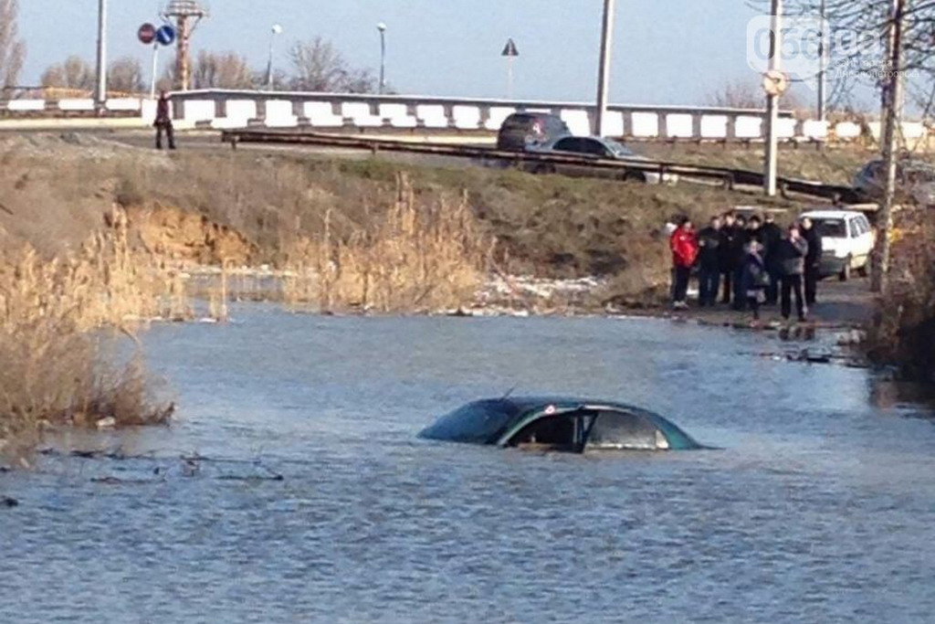 У Дніпропетровську сталася НП - Daewoo Lanos на ходу просто пішов під воду на одній з доріг в центрі міста