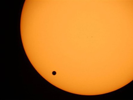 Наступного разу це астрономічне явище можна буде спостерігати тільки в 2117 році   Фото: АР   5-6 червня жителі Землі зможуть спостерігати рідкісне астрономічне явище - Венера пройде між Землею і Сонцем