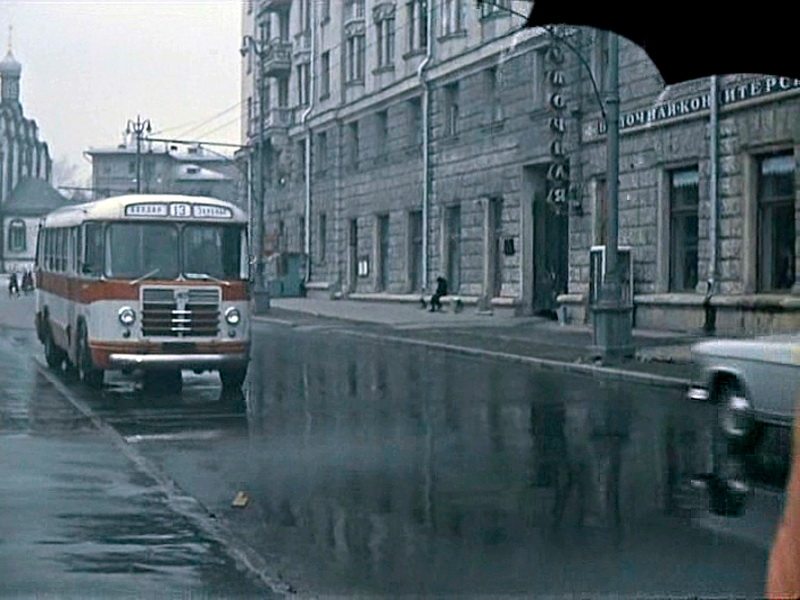 ЗІЛ-158, кадр з фільму «Операція« И »та інші пригоди Шурика», 1964 рік, Хамовники