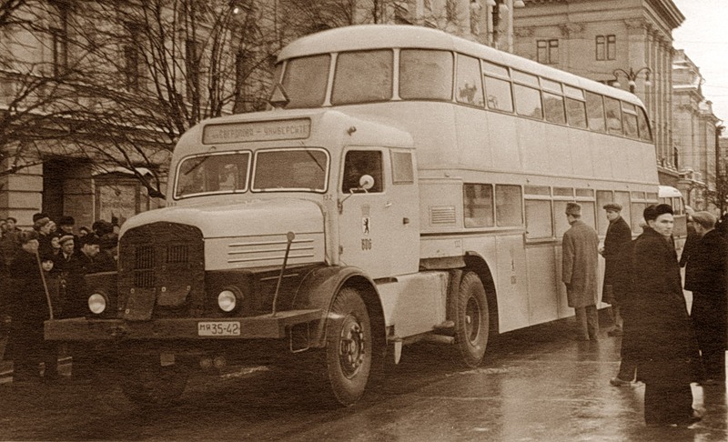 Двоповерховий автобус-причіп з тягачем DS-6, випущений в НДР