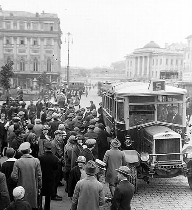 Анлійскій праворульний «Лейланд» на Площі Свердлова, середина 1920-х років - перший московський автобус