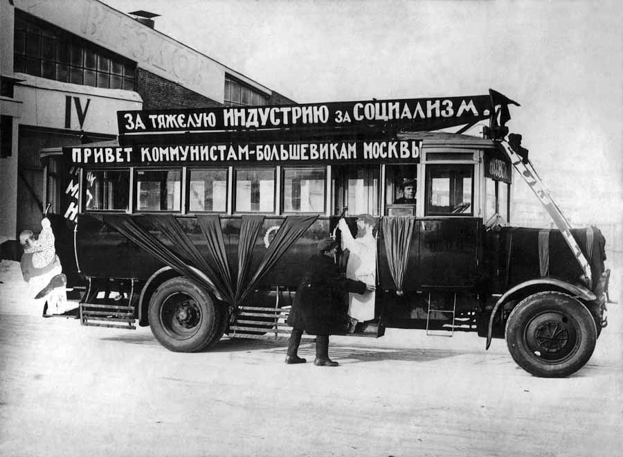 Агітаційний автобус у Бахметьевского гаража, кінець 1920-х - початок 1930-х років (тут ще краще видно «праворульних», при цьому вхідні двері для пасажирів на замовлення зроблена також з правого боку)