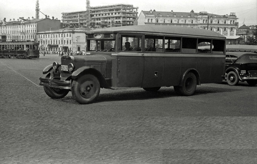 Автобус АМО-4 на площі Свердлова, 1933 рік
