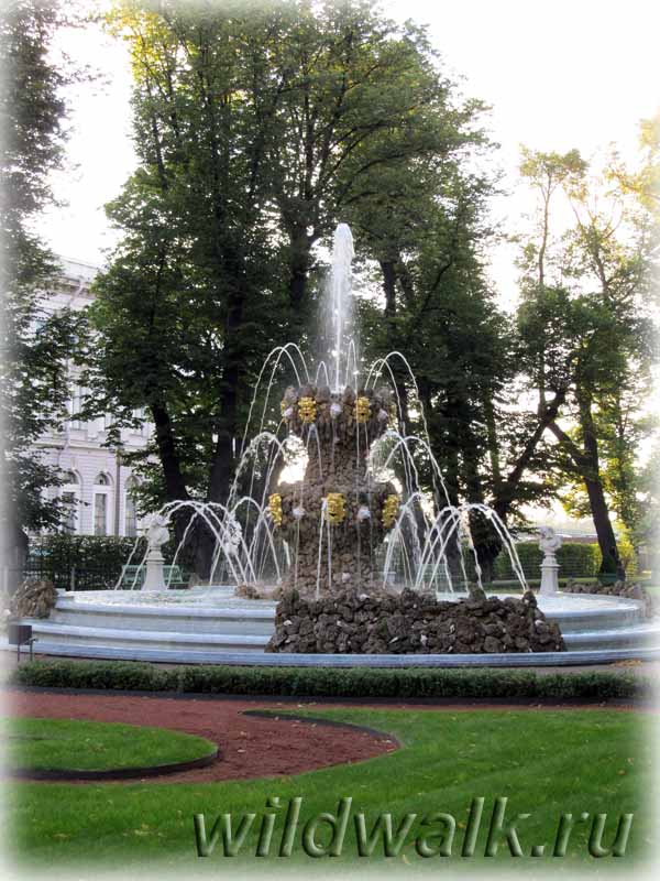Літній сад в Санкт-Петербурзі був заснований практично одночасно з Санкт-Петербургом - в 1704 році