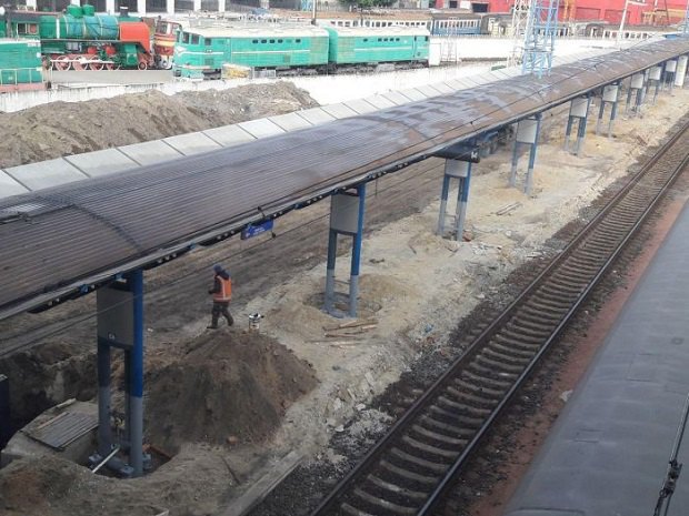 На Центральному вокзалі Києва залізничники реконструюють платформу, з якої будуть відправлятися рейкобуса PESA, такі в міжнародний аеропорт Бориспіль
