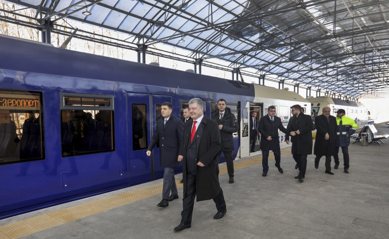 Президент України Петро Порошенко і Прем'єр-міністр Володимир Гройсман стали першими пасажирами, які купили квитки і проїхалися швидкісними експресом до аеропорту Бориспіль