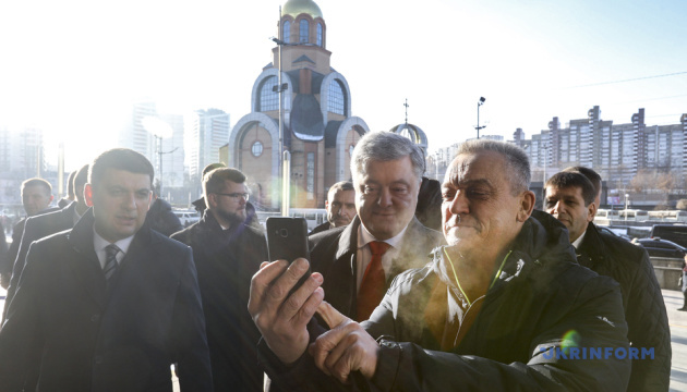 Порошенко і Гройсман стали першими пасажирами експреса в Бориспіль / Фото Михайла Палінчака