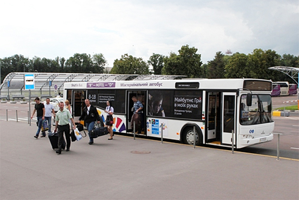 Аеропорт «Бориспіль» закупив три нових великих низькопольних автобуса МАЗ 103 для забезпечення трансферу між терміналами