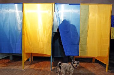 15 листопада 2015 року, 21:36 Переглядів:   У Сєвєродонецьку на виборах перемагає чинний мер Казаков, фото AFP