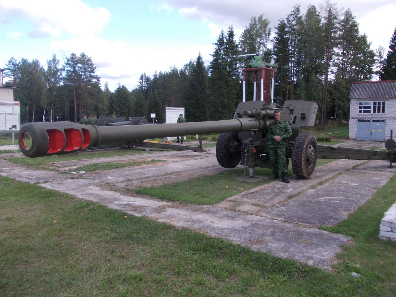 А також на якийсь цікавою військовій базі, де Грінченка фотографується поруч зі 152-мм гаубицею «Мста-Б»: