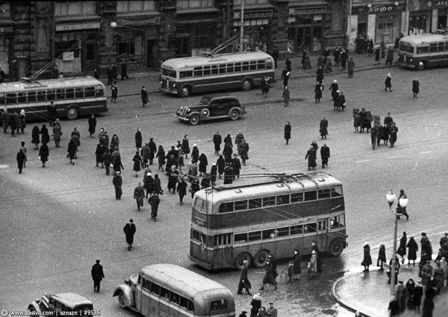 ЯТБ-3 в 1947 році на вулиці Горького