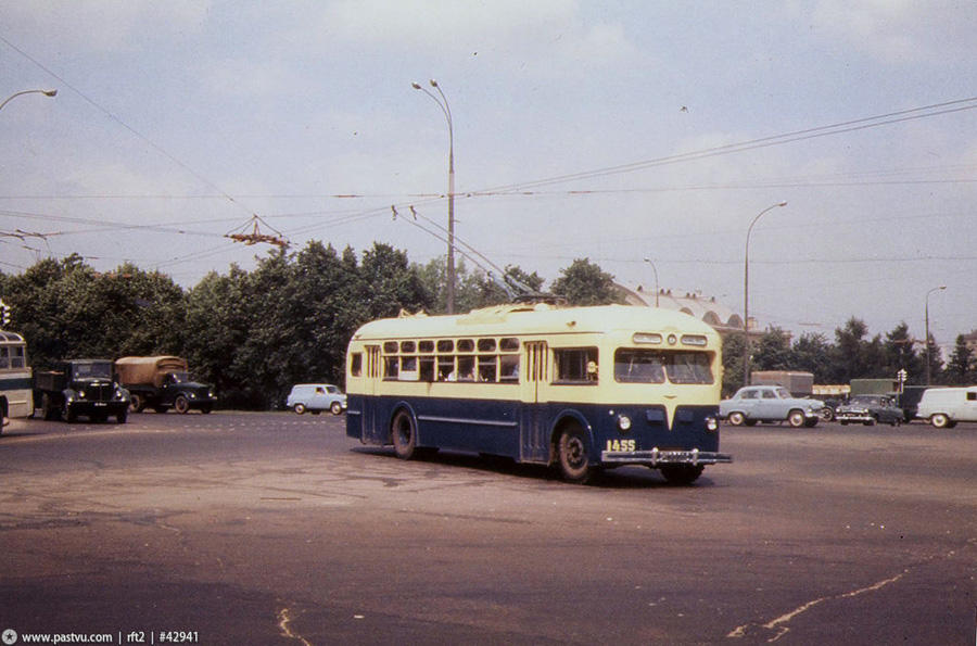 1953 рік, тролейбус МТБ-82Д на Садовому кільці, на самопливний площі