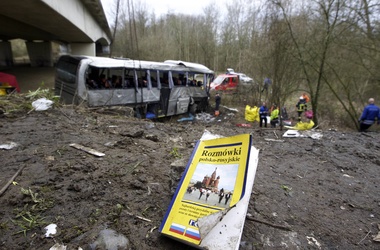 14 квітня 2013, 23:56 Переглядів:   Всього жертв аварії п'ятеро, фото AFP